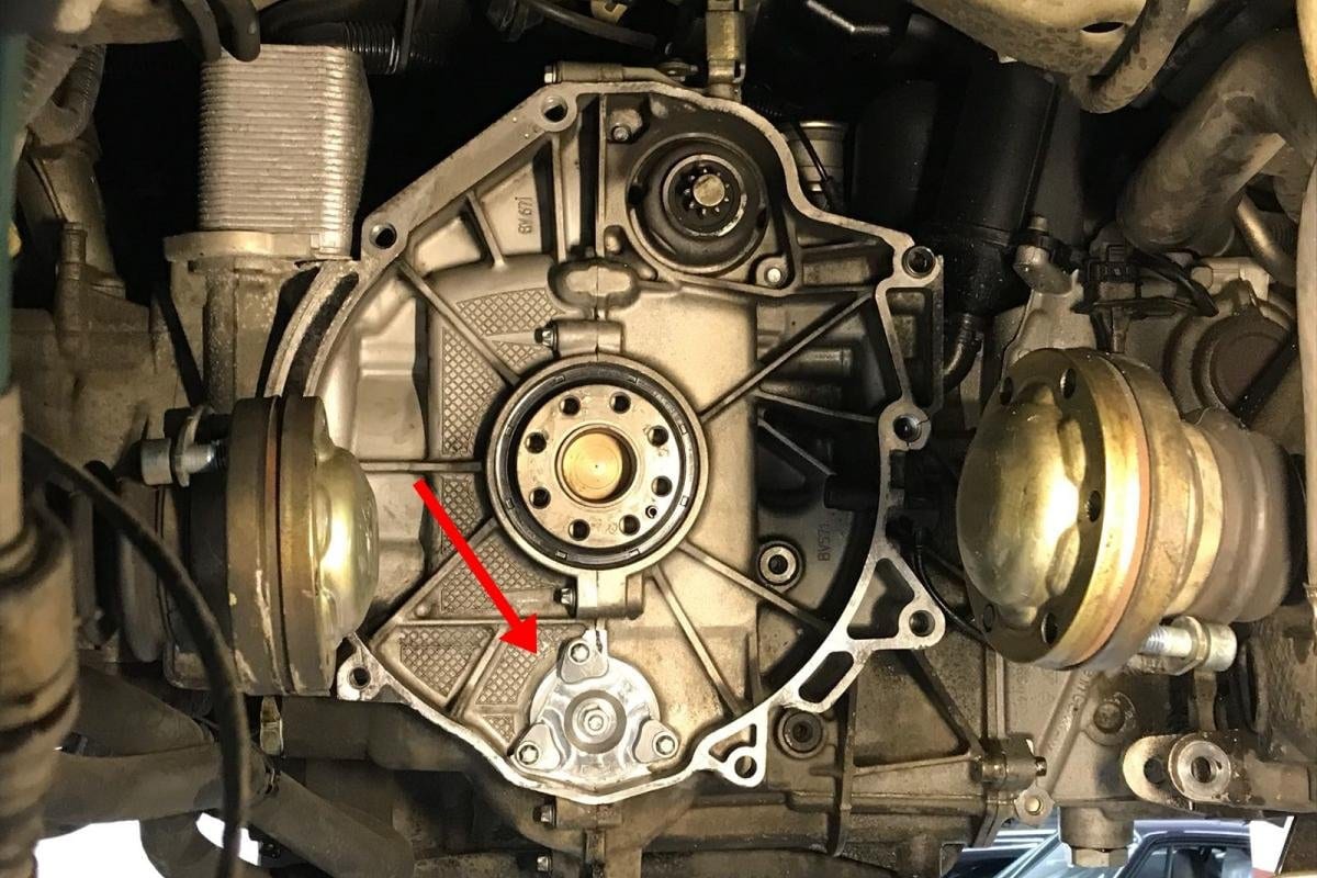 Brida trasera del motor con una flecha roja señalando la posición del rodamiento IMS