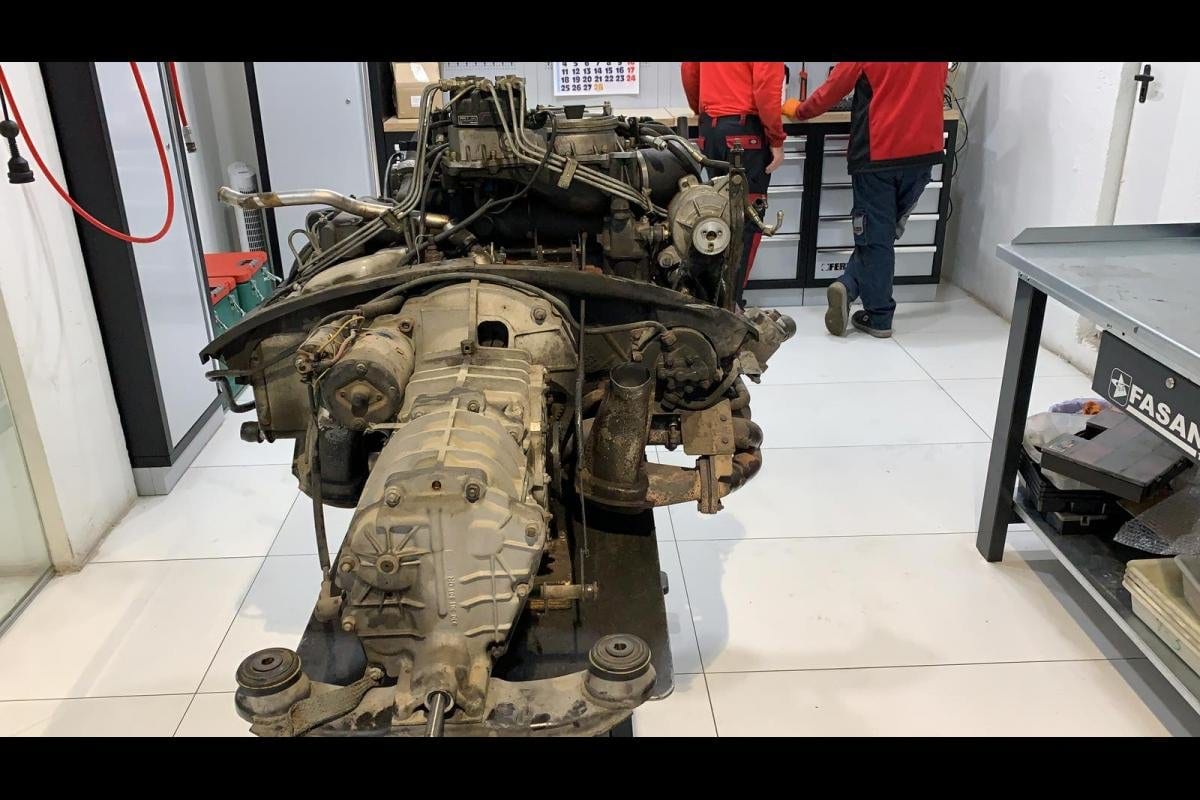 Motor y caja de cambios del 930 Turbo vistos desde atrás, sobre el elevador