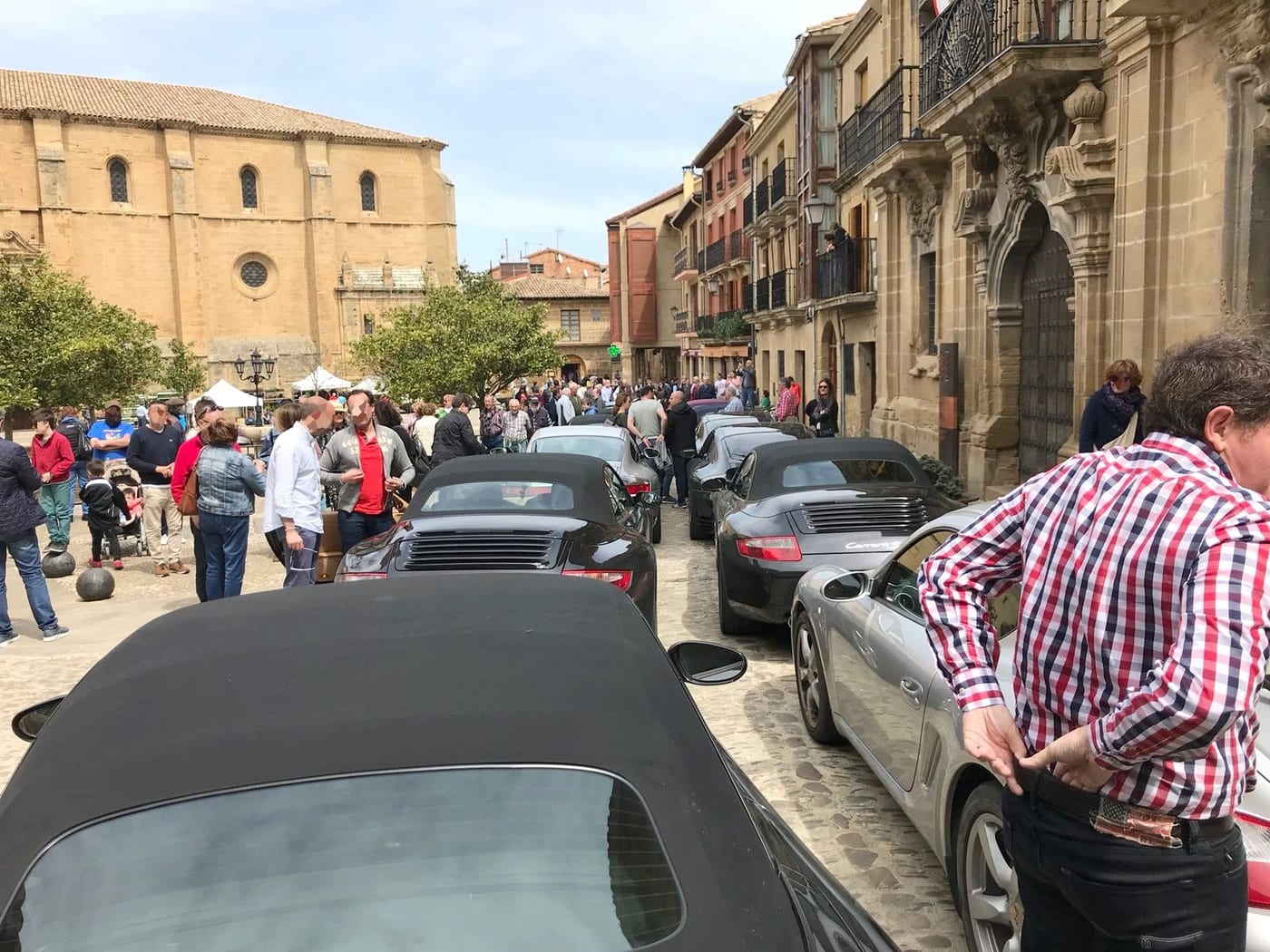 Carrer concorregut durant l'esdeveniment de la Rioja Alta, amb els Porsche en filera