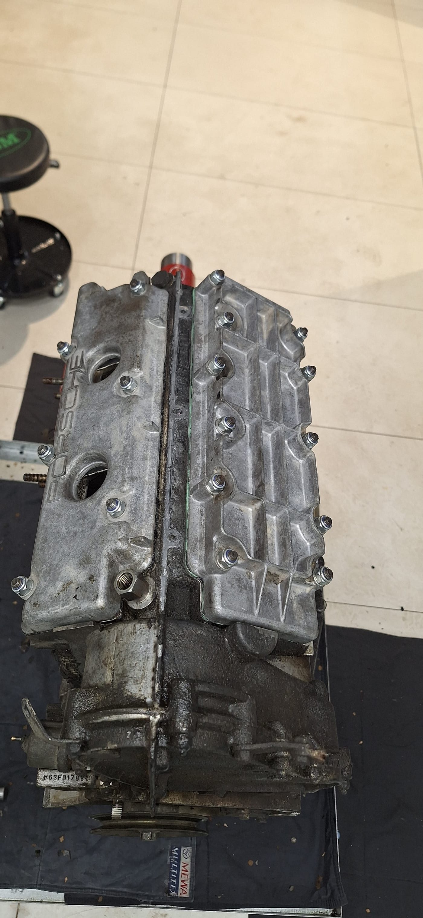 El cárter del 3.2 serie G visto de lado, con la carcasa del ventilador