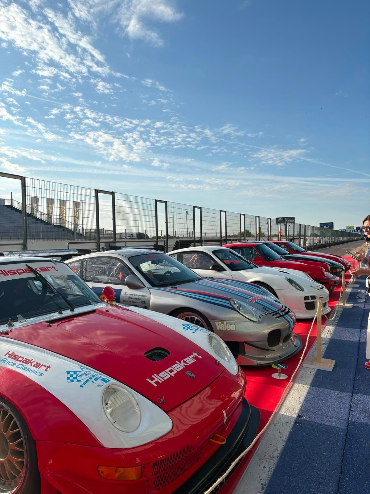 Porsche-Reihe in der Boxengasse von Jarama beim Porsche Spain Meeting 2026