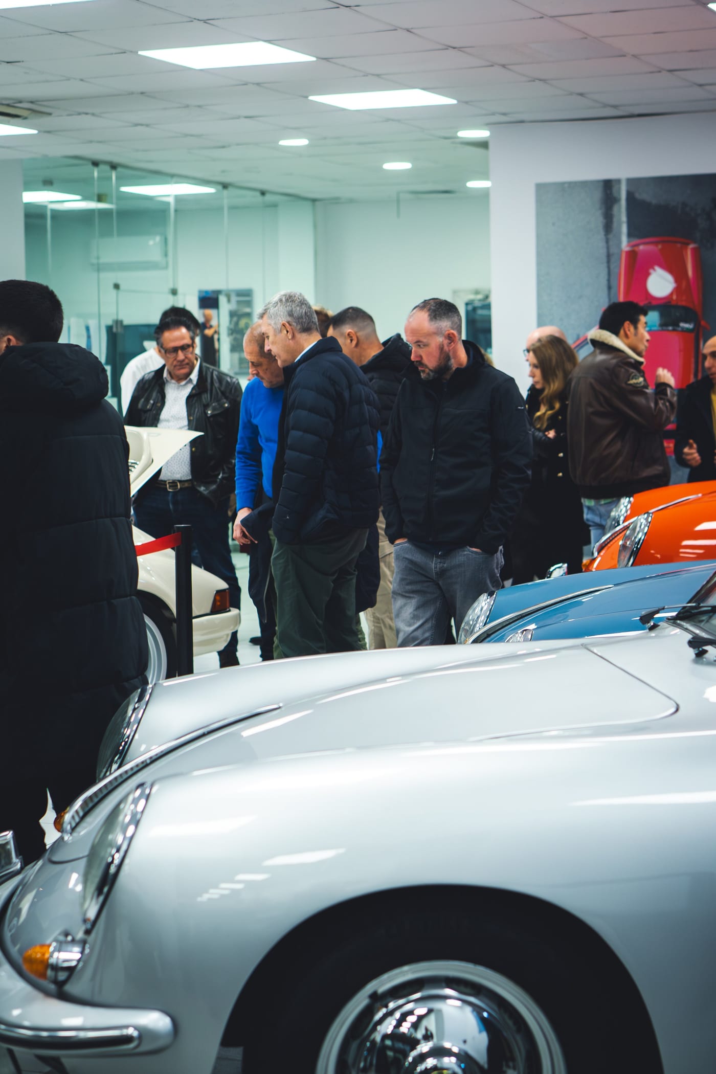 Gli ospiti attorno a una 356 argento alla presentazione di Madrid