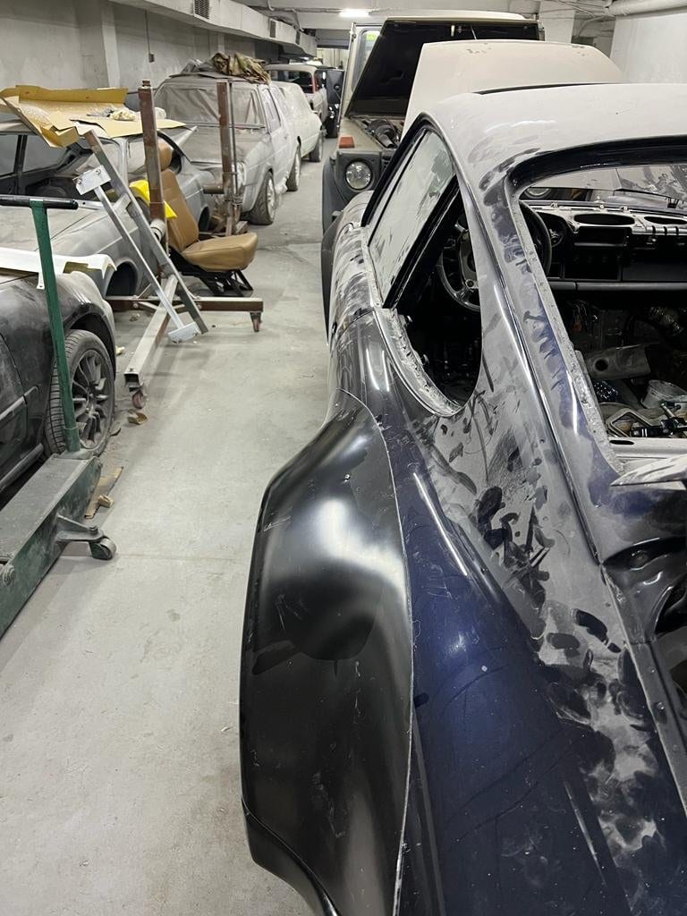El 964 en preparación dentro de la nave, entre otros coches en proceso