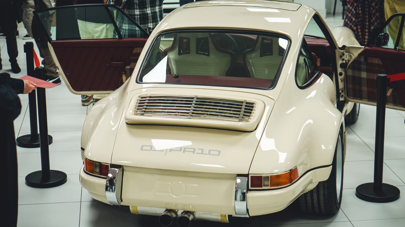Zaga del 911 PA10 con el alerón de pato y la rejilla del motor
