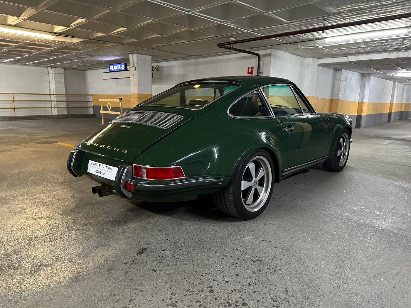 El 911 backdating verde de perfil trasero, con la línea de techo de serie F