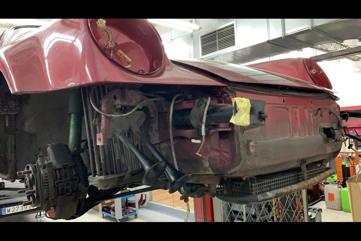 La 930 Turbo bordeaux sans moteur ni pare-chocs, sur le pont