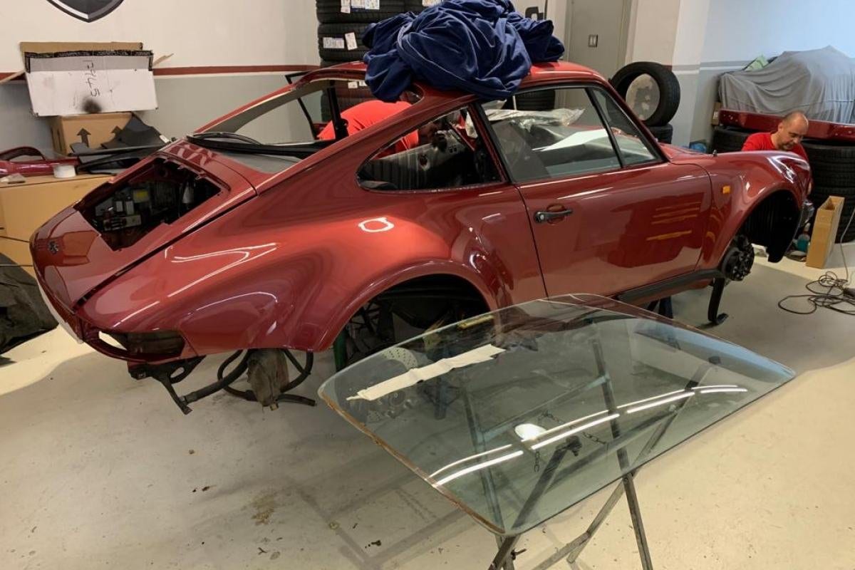 La 930 Turbo peinte, pare-brise prêt à poser au premier plan