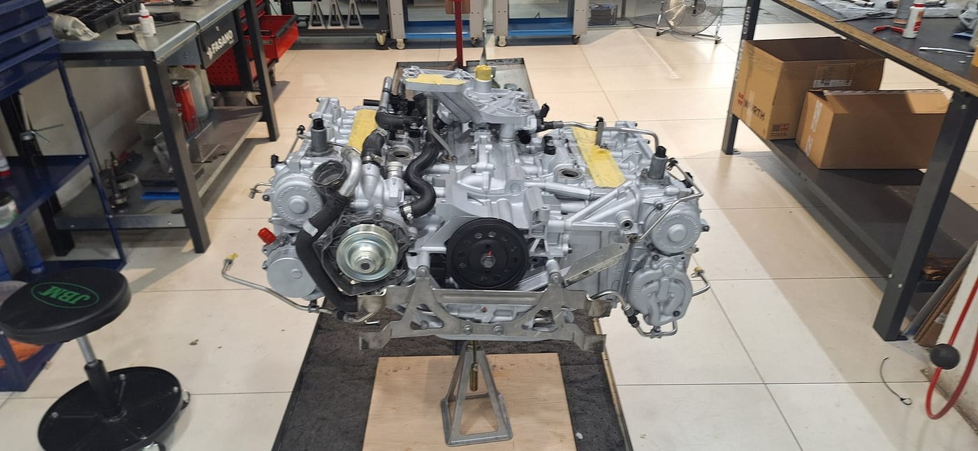 El bloc del 997.1 Turbo amb les culates muntades i les proteccions grogues posades