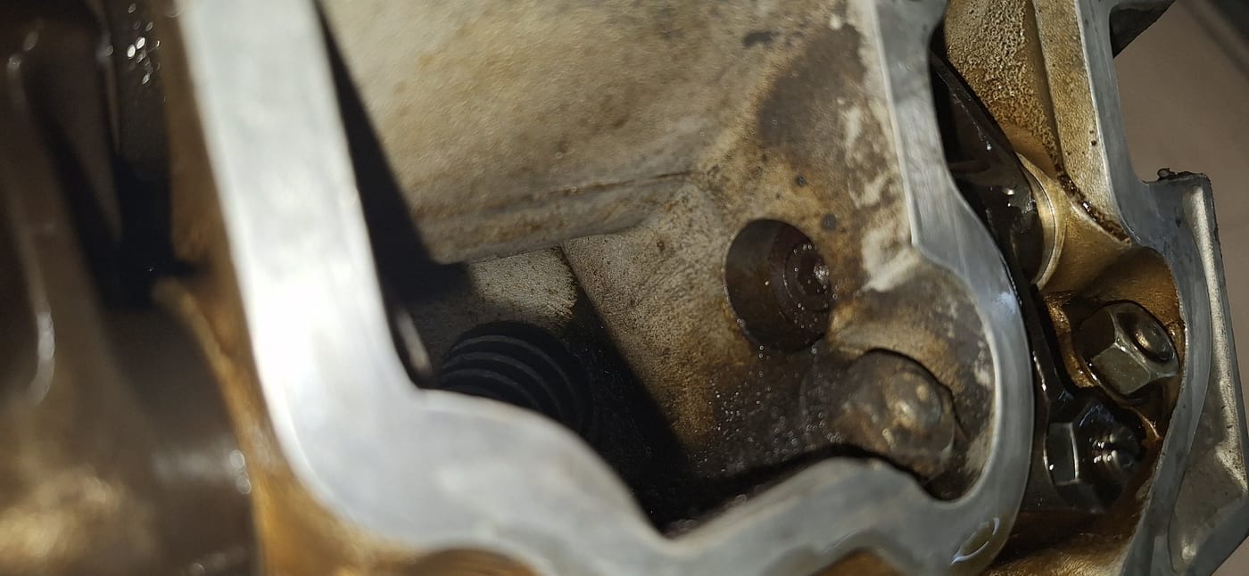 Detalle del balancín y el muelle de válvula del 3.2 serie G, con el aceite viejo