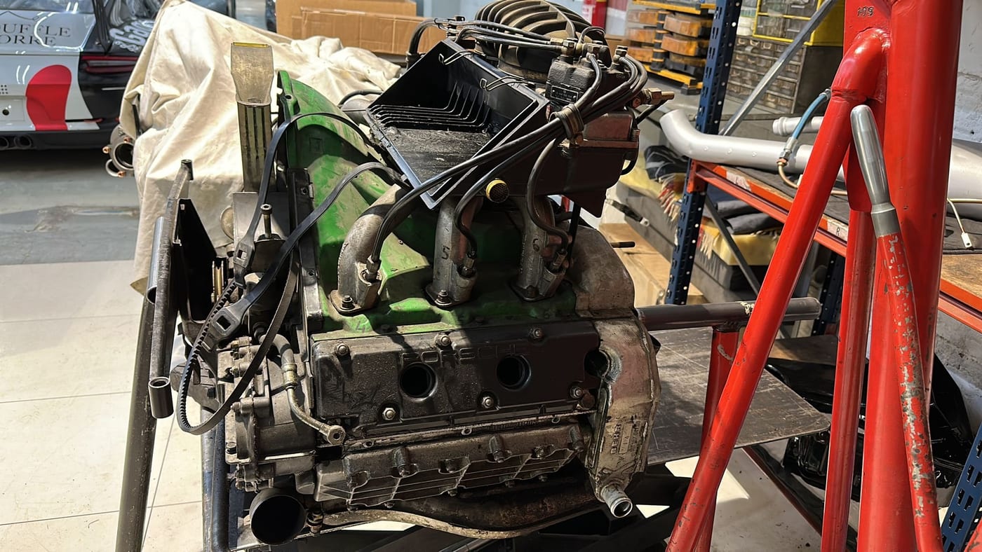 Le moteur de la Targa 2.7 S sur son support, avant démontage
