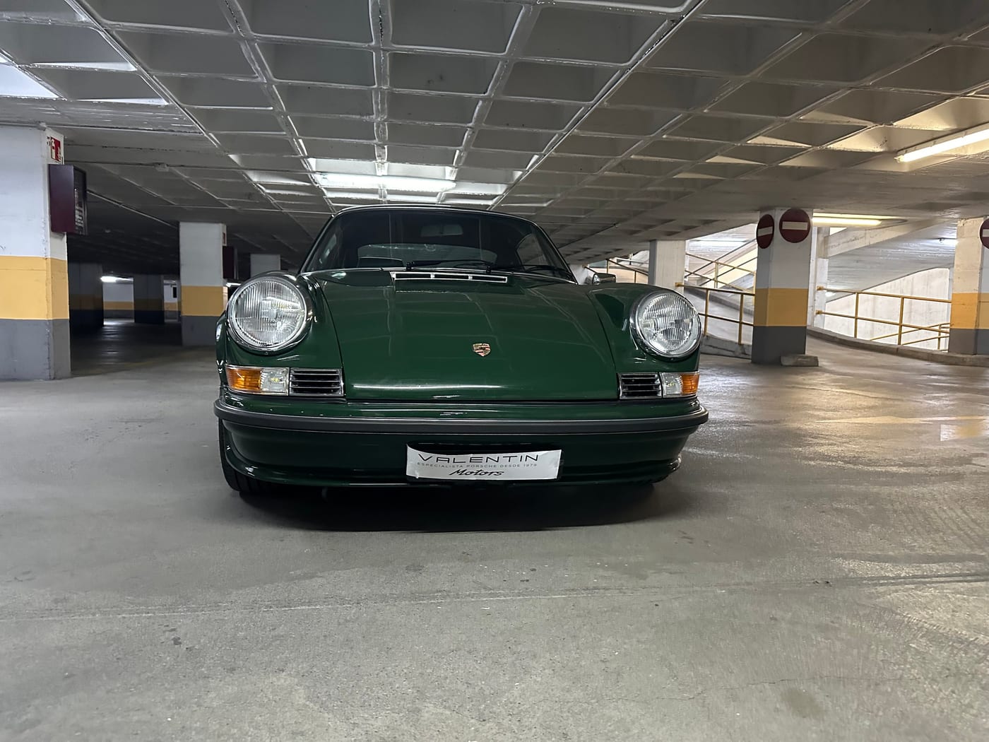 Frontal del 911 backdating verde, con los faros redondos y los intermitentes de época