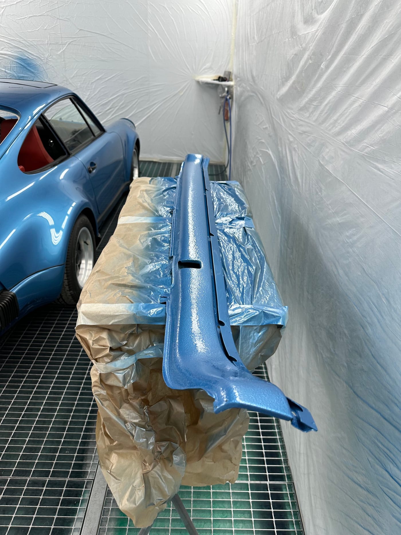 L'aileron queue de baleine de la 930 Turbo peint en bleu, en cabine