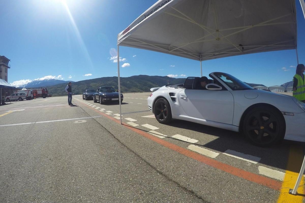 Un 997 Turbo Cabriolet blanc espera sota la carpa de sortida de The Grand Tour