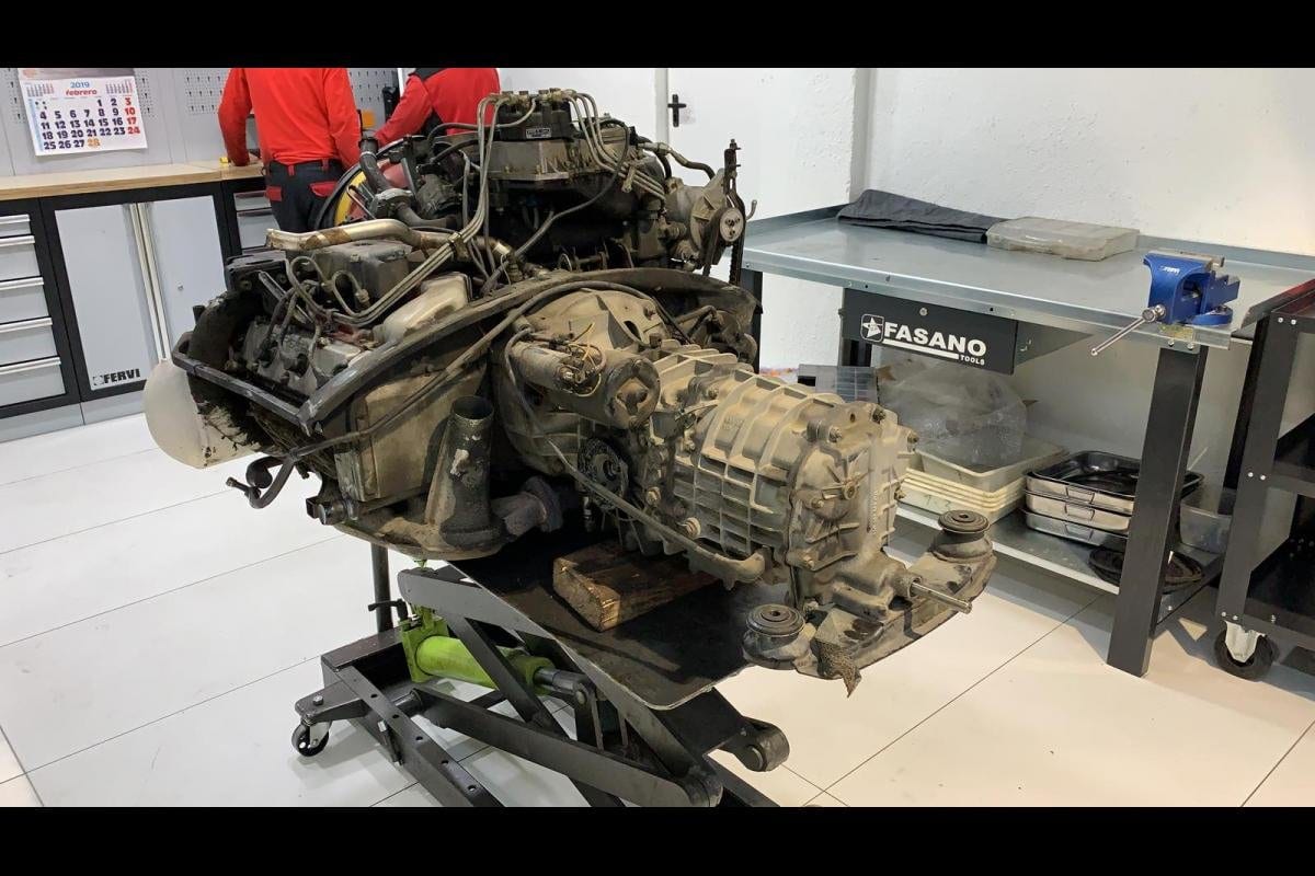 L'ensemble moteur-boîte de la 930 Turbo à l'atelier, avant séparation