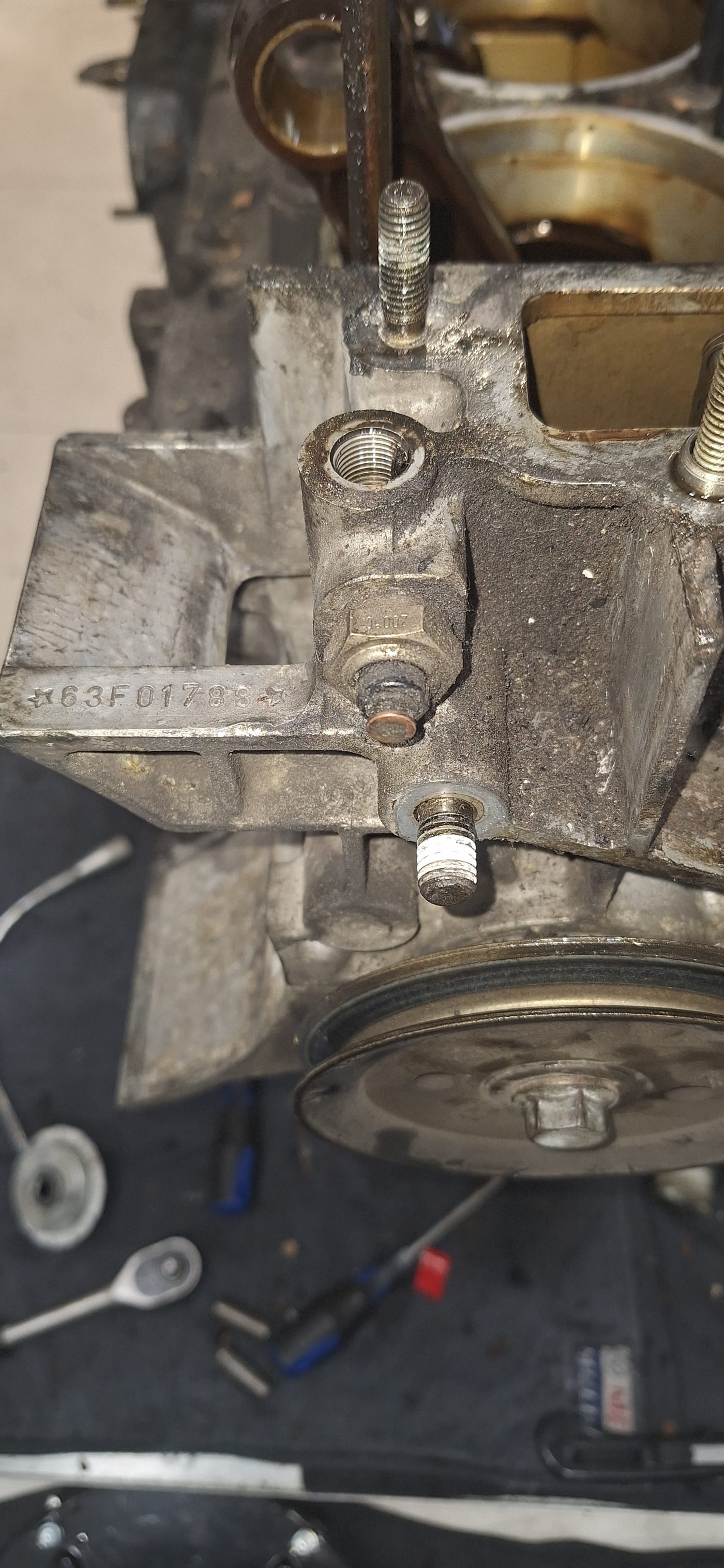 El cárter del 3.2 serie G en el soporte, con el volante motor y los espárragos