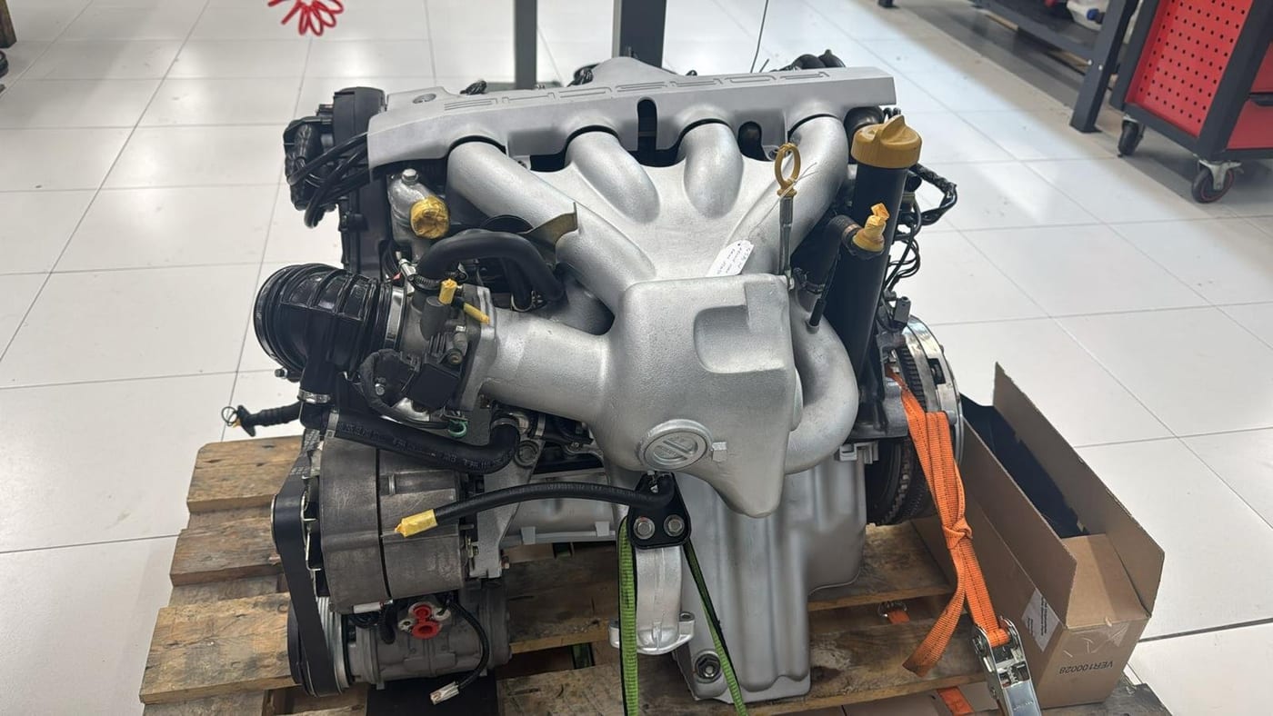 El motor del 968 terminado sobre el palé, con el colector de admisión montado