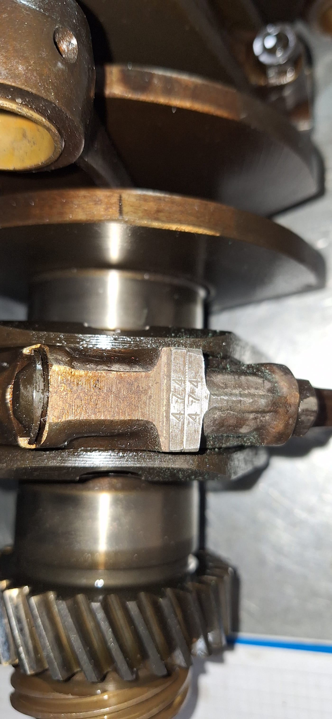 Detalle de una muñequilla del cigüeñal del 3.2 serie G y el piñón de distribución