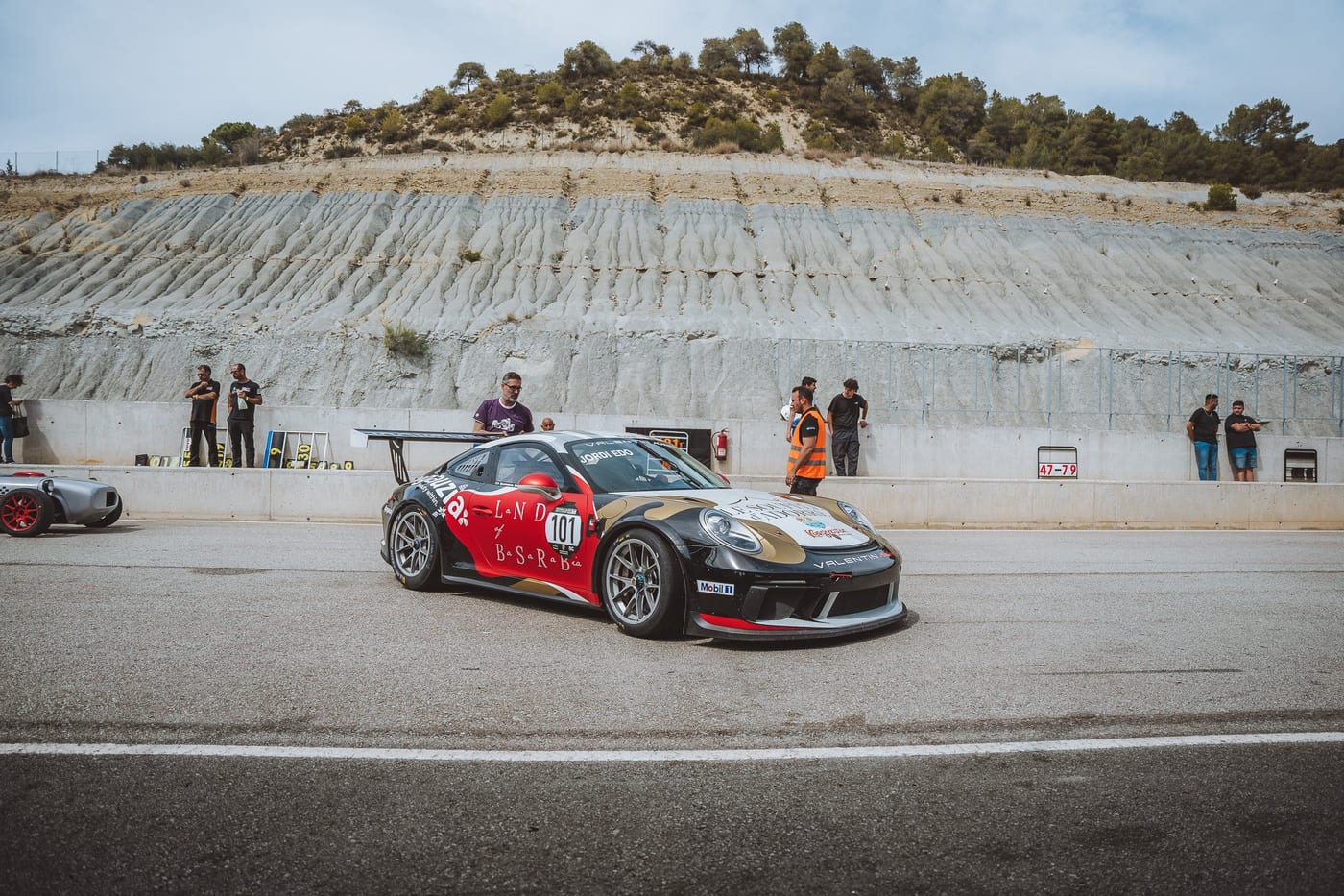 El 991 Cup completando una vuelta ante el público del circuito