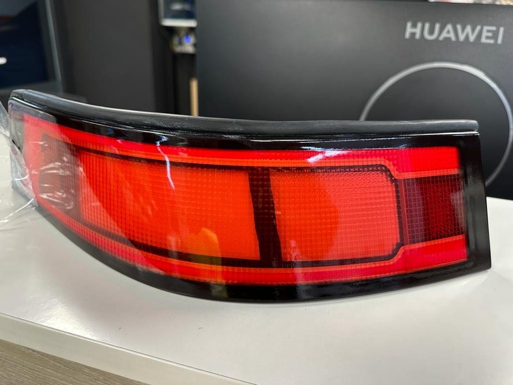 Piloto trasero LED del 964 sin montar, todavía con el plástico protector