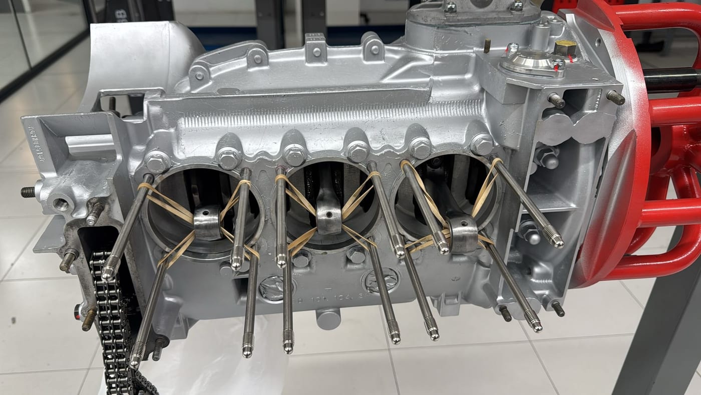 El motor 3.2 sèrie G amb els taqués i les varetes de balancins muntats