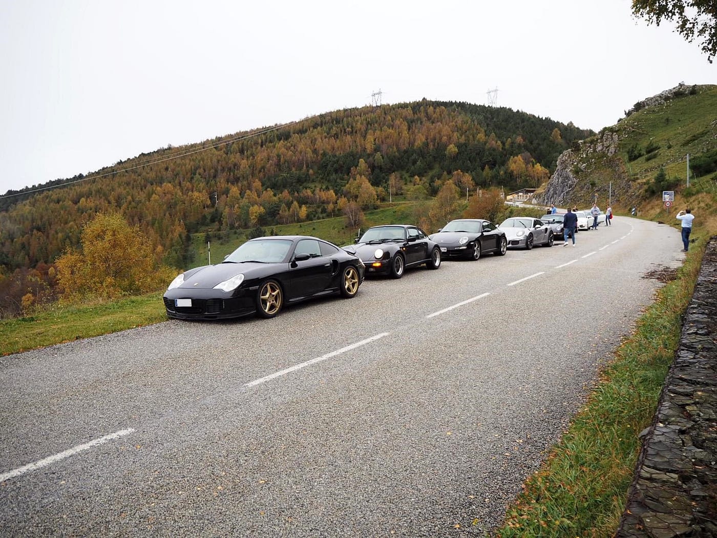 Els Porsche del II Endurance aturats al voral d'una carretera de muntanya a la tardor