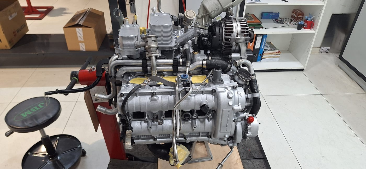 El motor del 997.1 Turbo pràcticament acabat, amb l'alternador col·locat