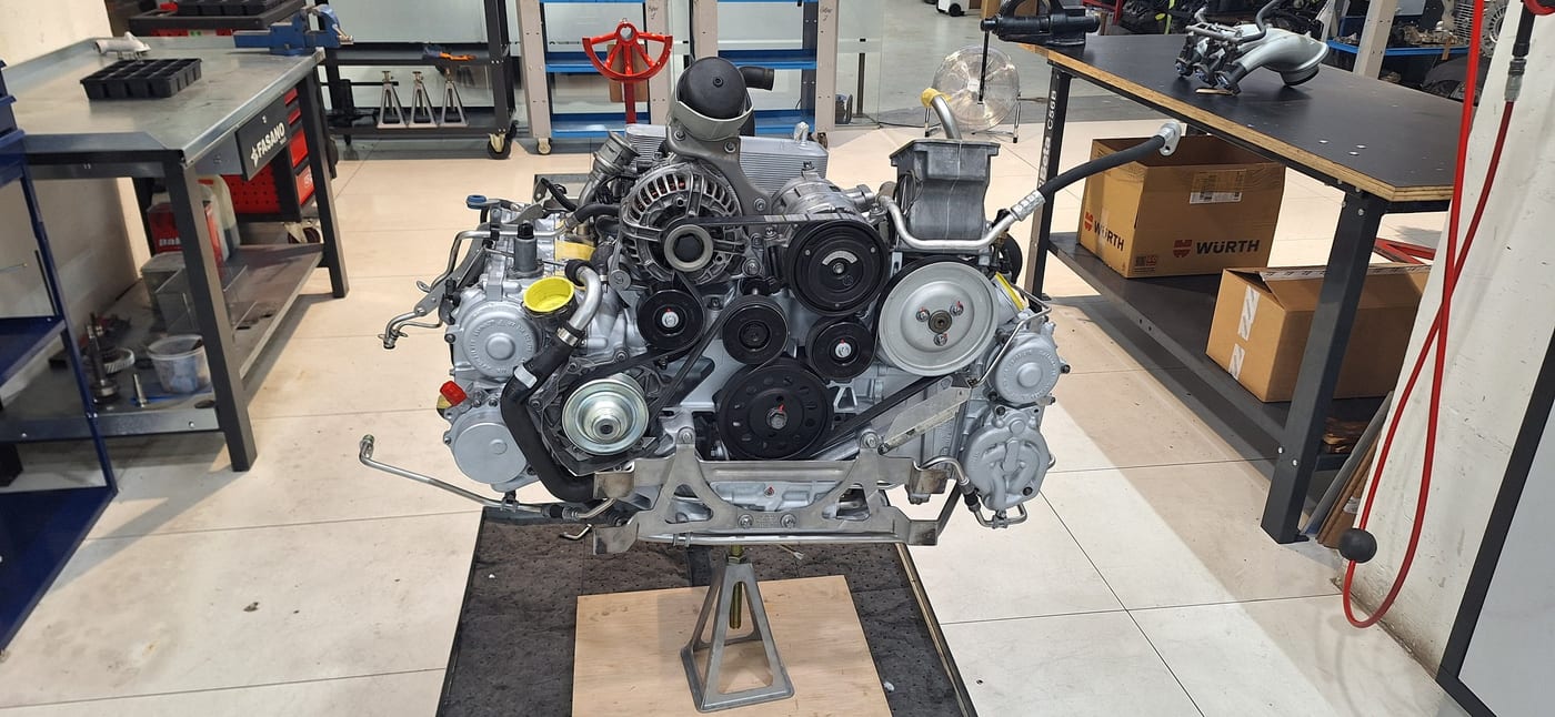 Vista frontal del 997.1 Turbo llest, amb l'alternador i el filtre muntats