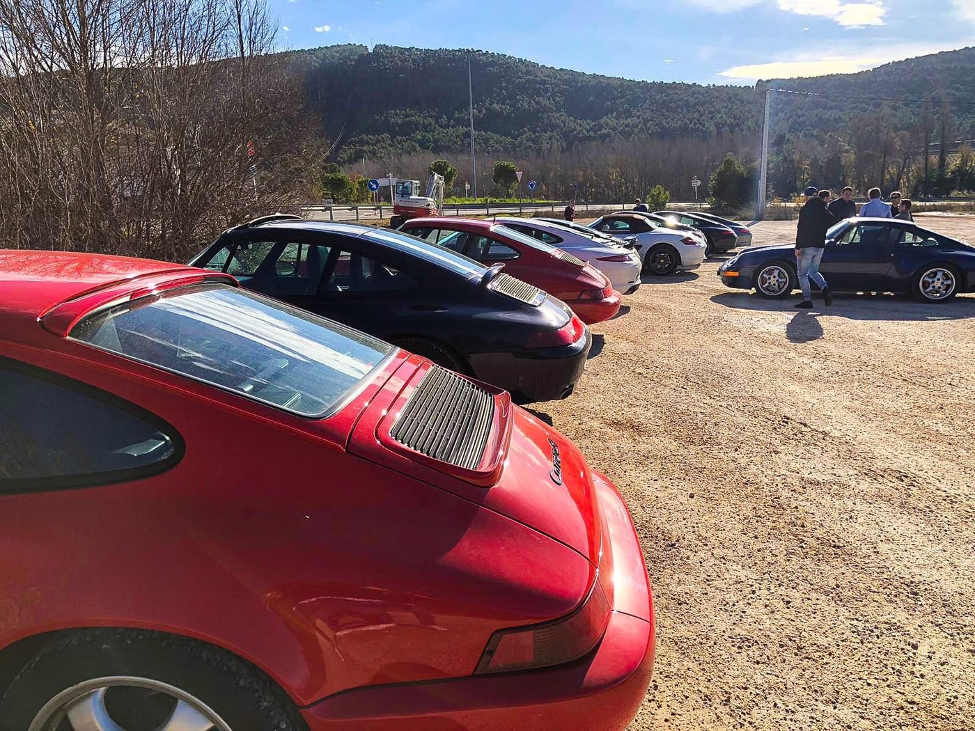 Zagues de 964 i 993 aparcats en una esplanada de terra durant el III Endurance