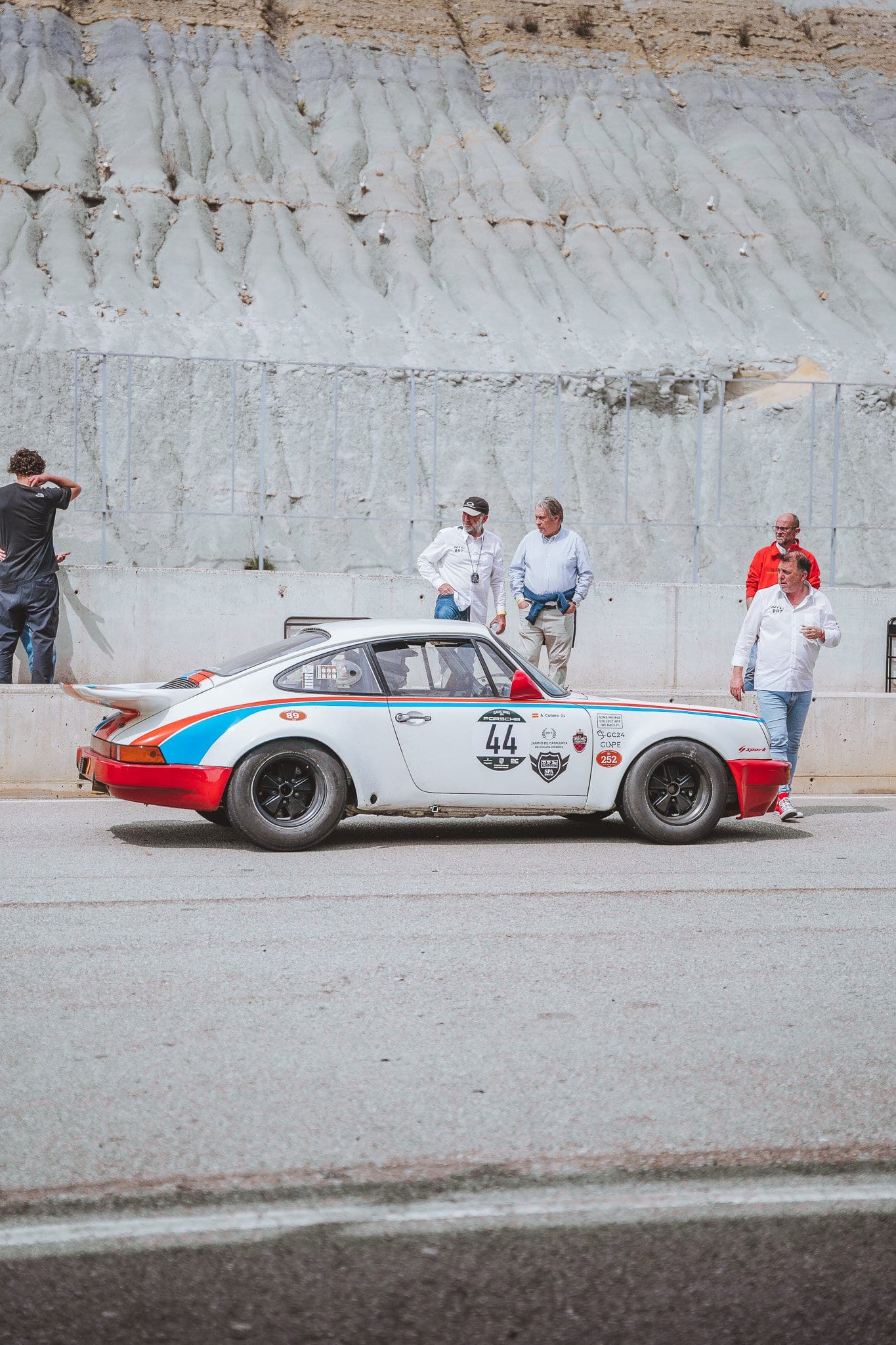 Un 911 con decoración Martini y el dorsal 44, en el pit lane del circuito