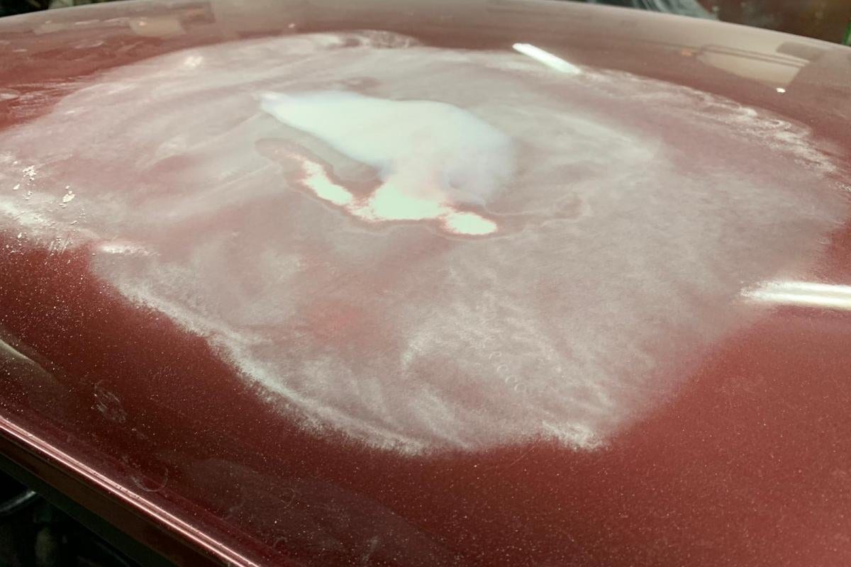 Détail d'une zone de tôle de la 930 Turbo poncée avant peinture