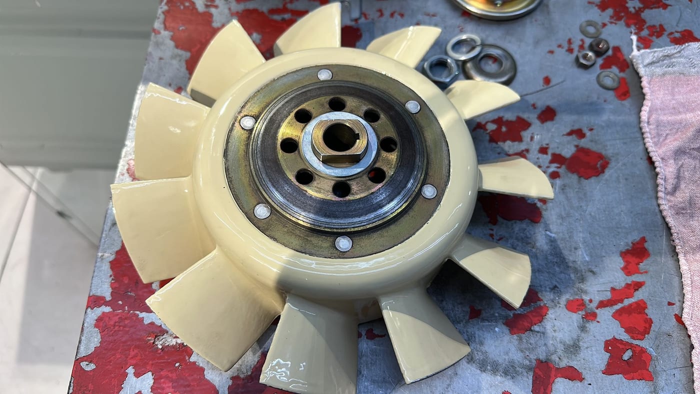 Turbine de refroidissement neuve de la 930 Turbo, en ivoire, sur l'établi