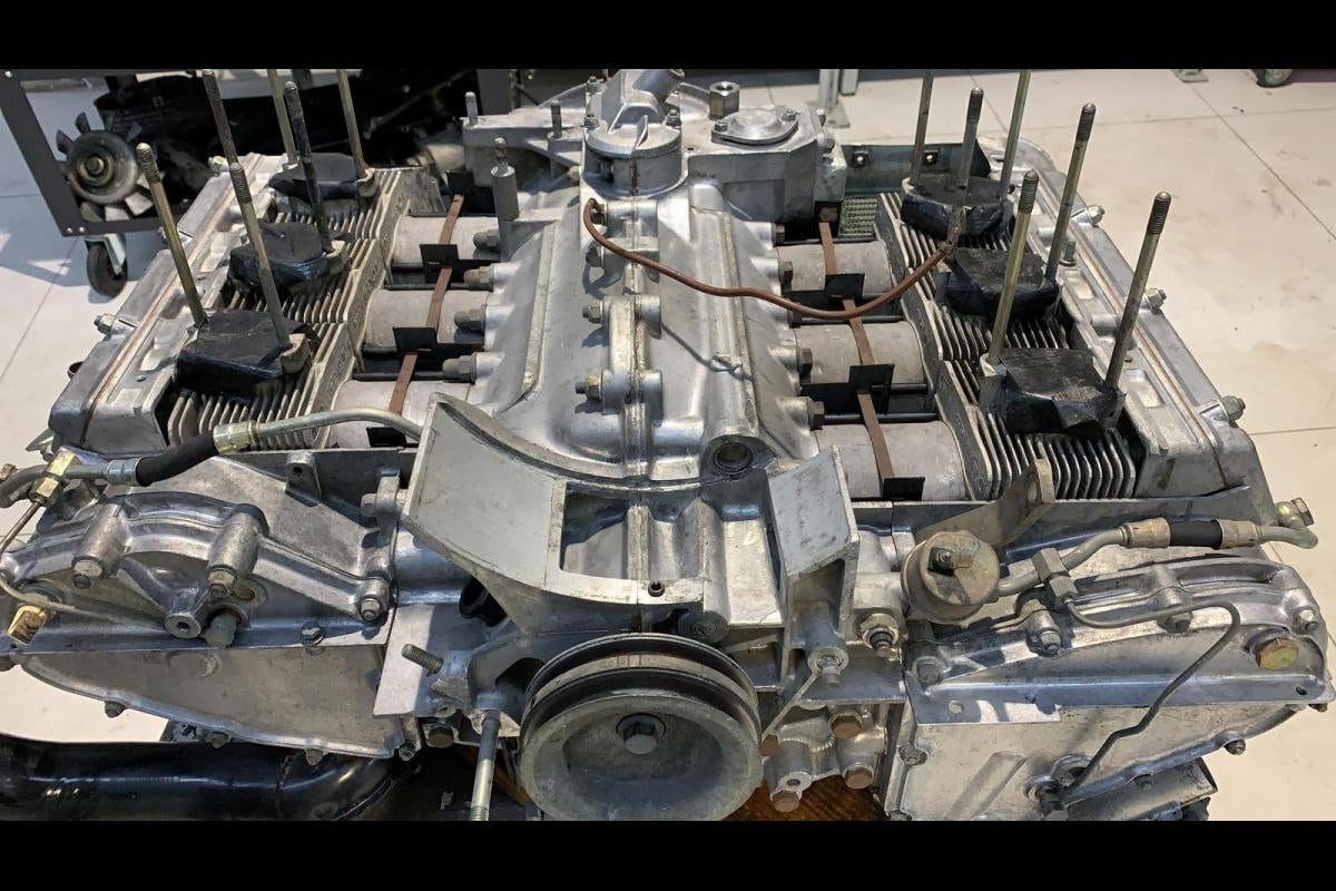 Cylindres et culasses de la 930 Turbo démontés sur le moteur