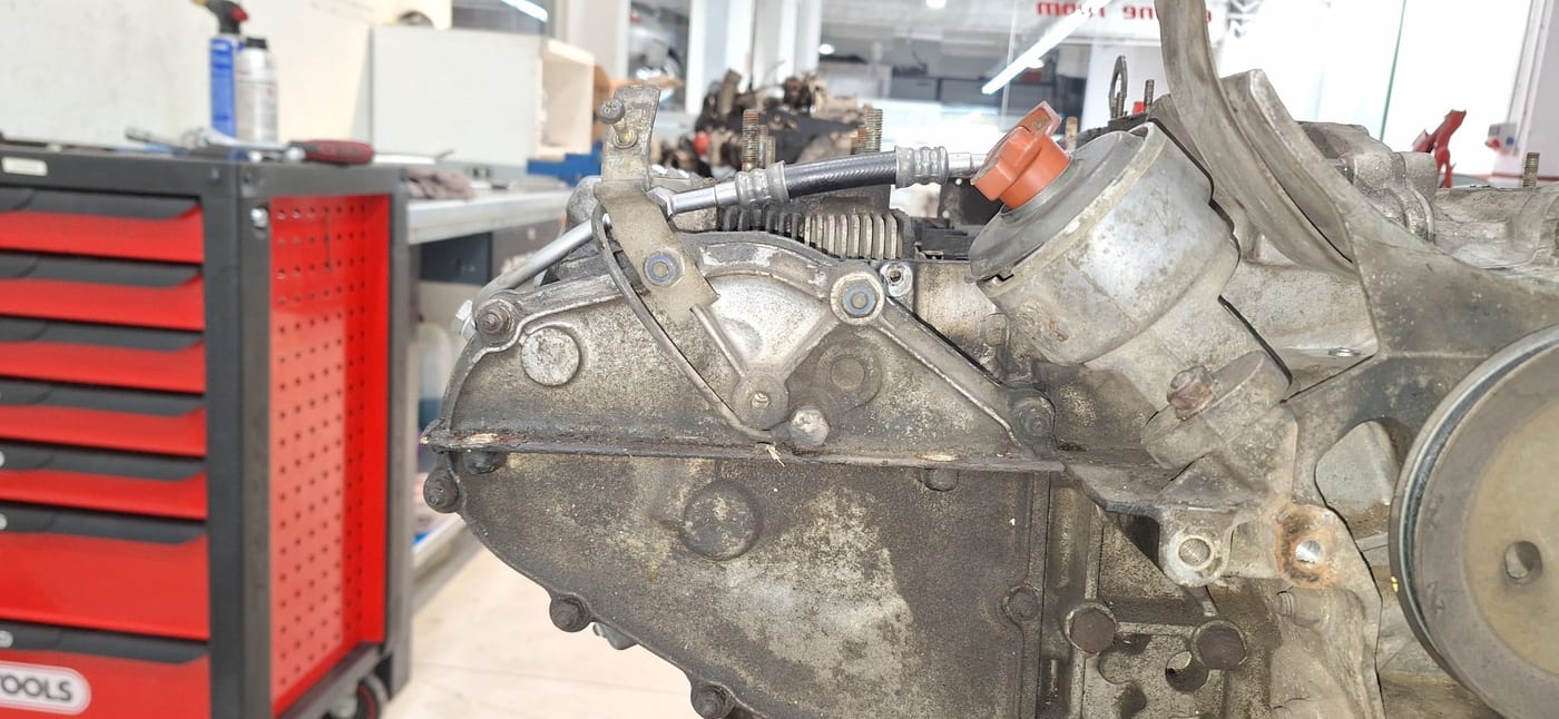 El 3.2 serie G despiezado en el taller, con el cárter y la polea a la vista