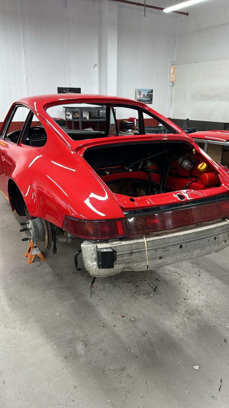 La carrocería del 964 pintada de rojo, aún sin cristales ni interior