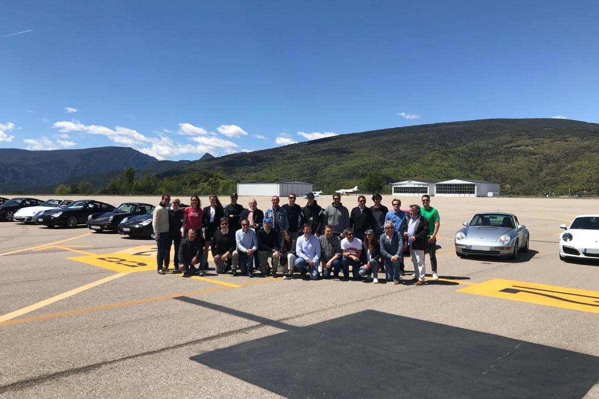 Foto de grup dels participants de The Grand Tour a la pista de l'aeròdrom