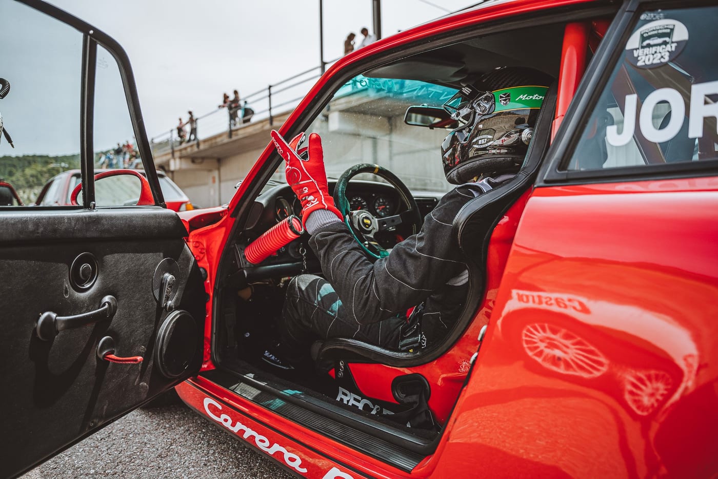 El piloto sentado al volante del 964 Carrera RS, con la puerta abierta