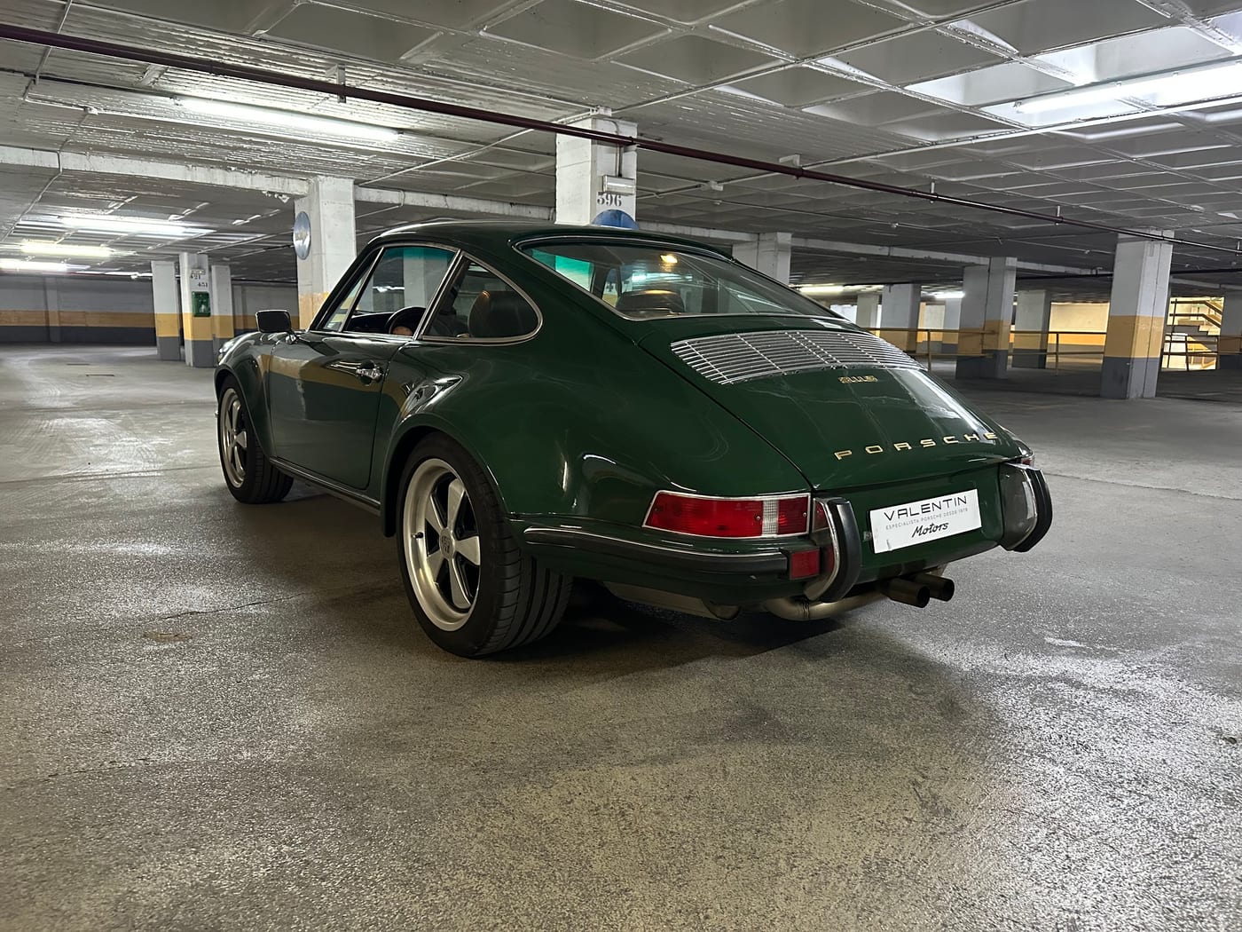 El 911 backdating verde de tres cuartos trasero, con llantas Fuchs