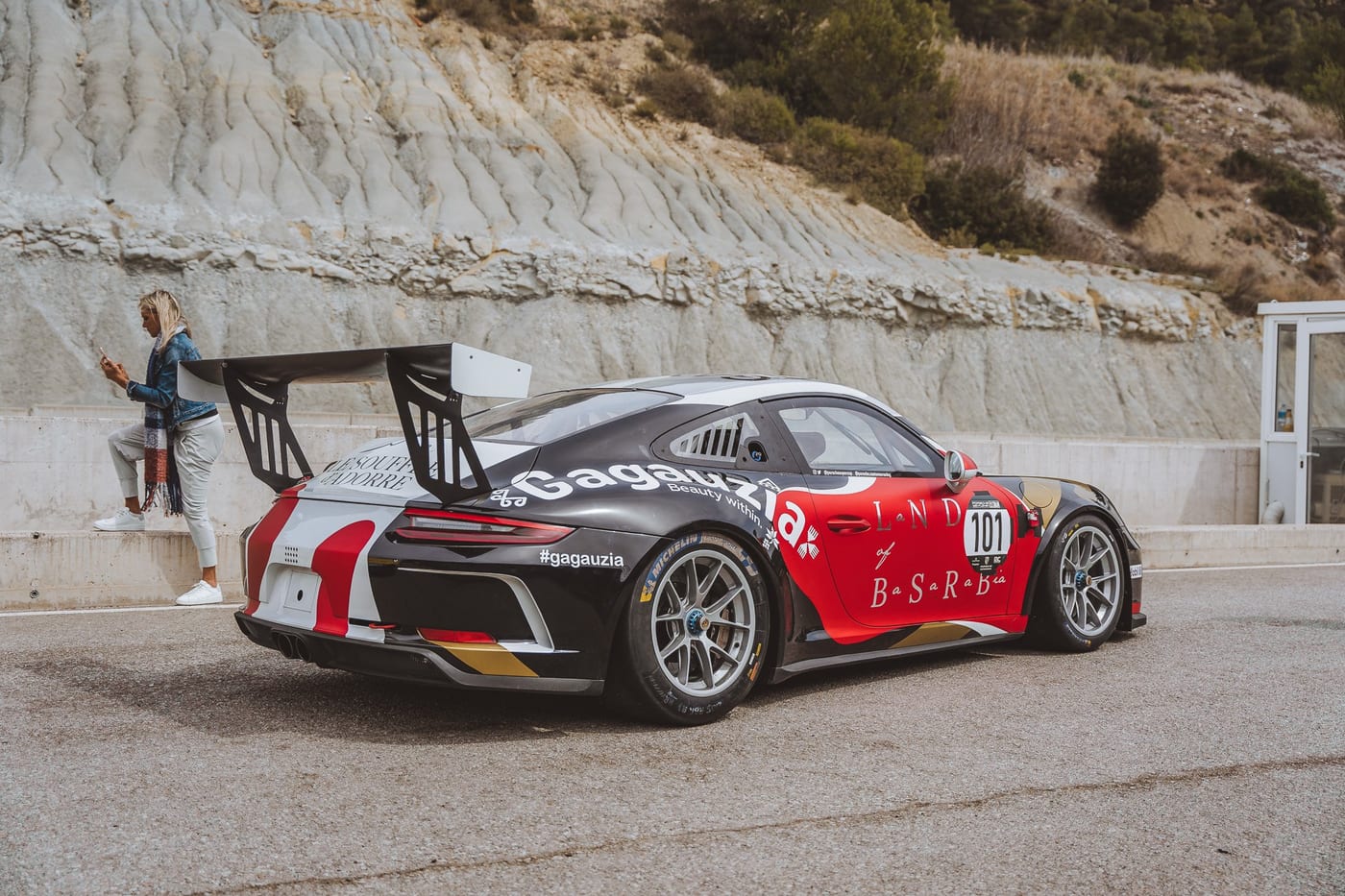 Zaga del 991 Cup número 101 con el alerón trasero, en el pit lane