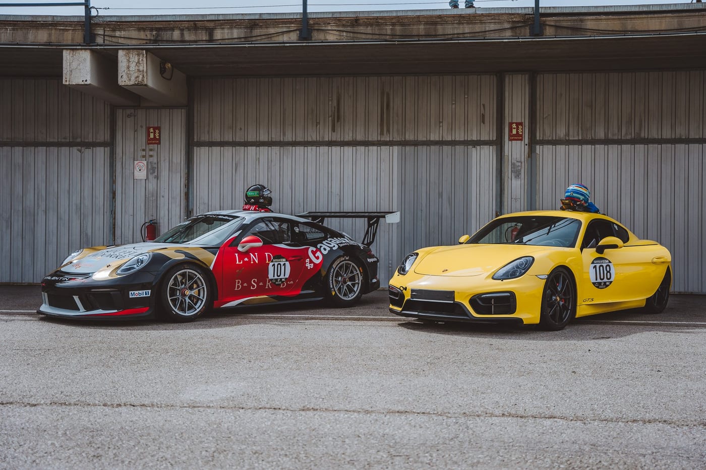 El 991 Cup y el Cayman GT4 amarillo esperando delante de los boxes