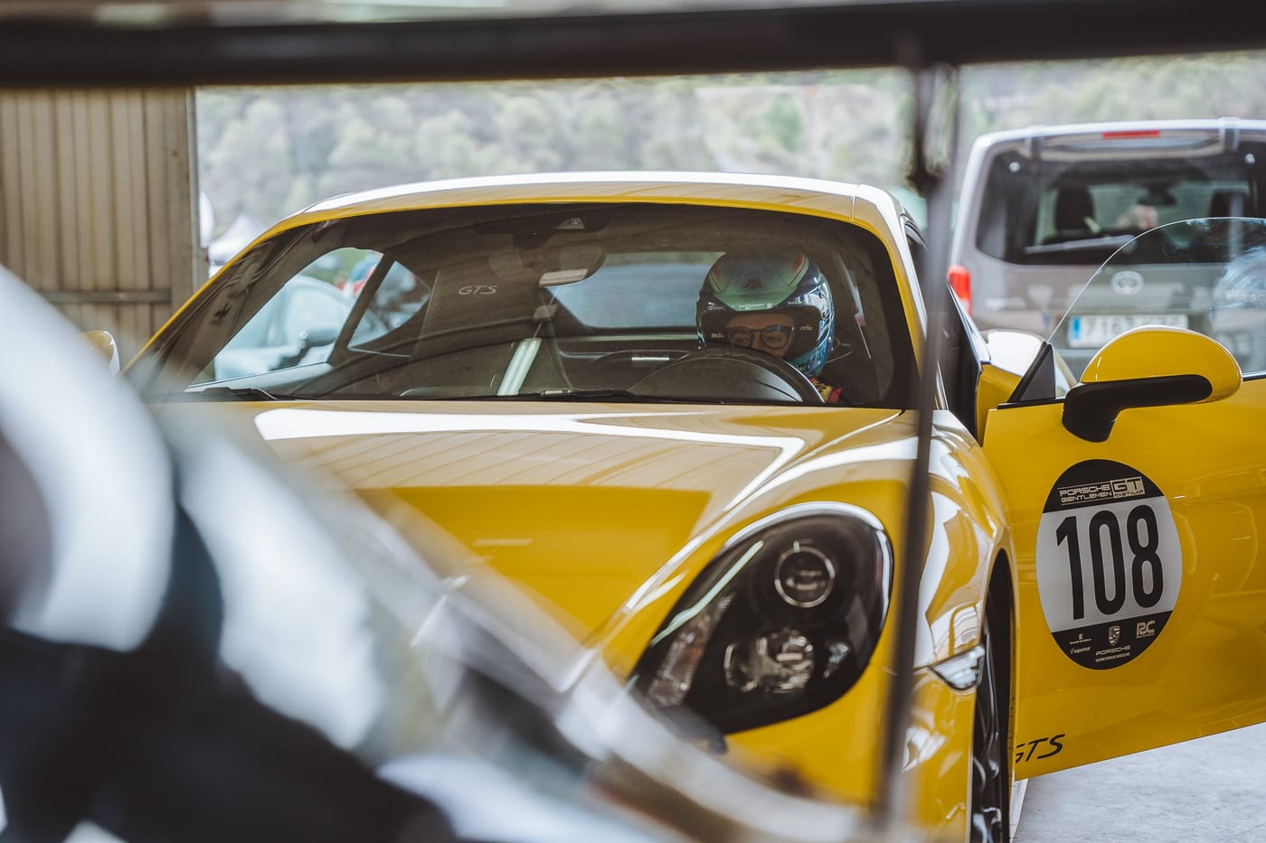 El Cayman GT4 amarillo con el dorsal 108, listo en el box