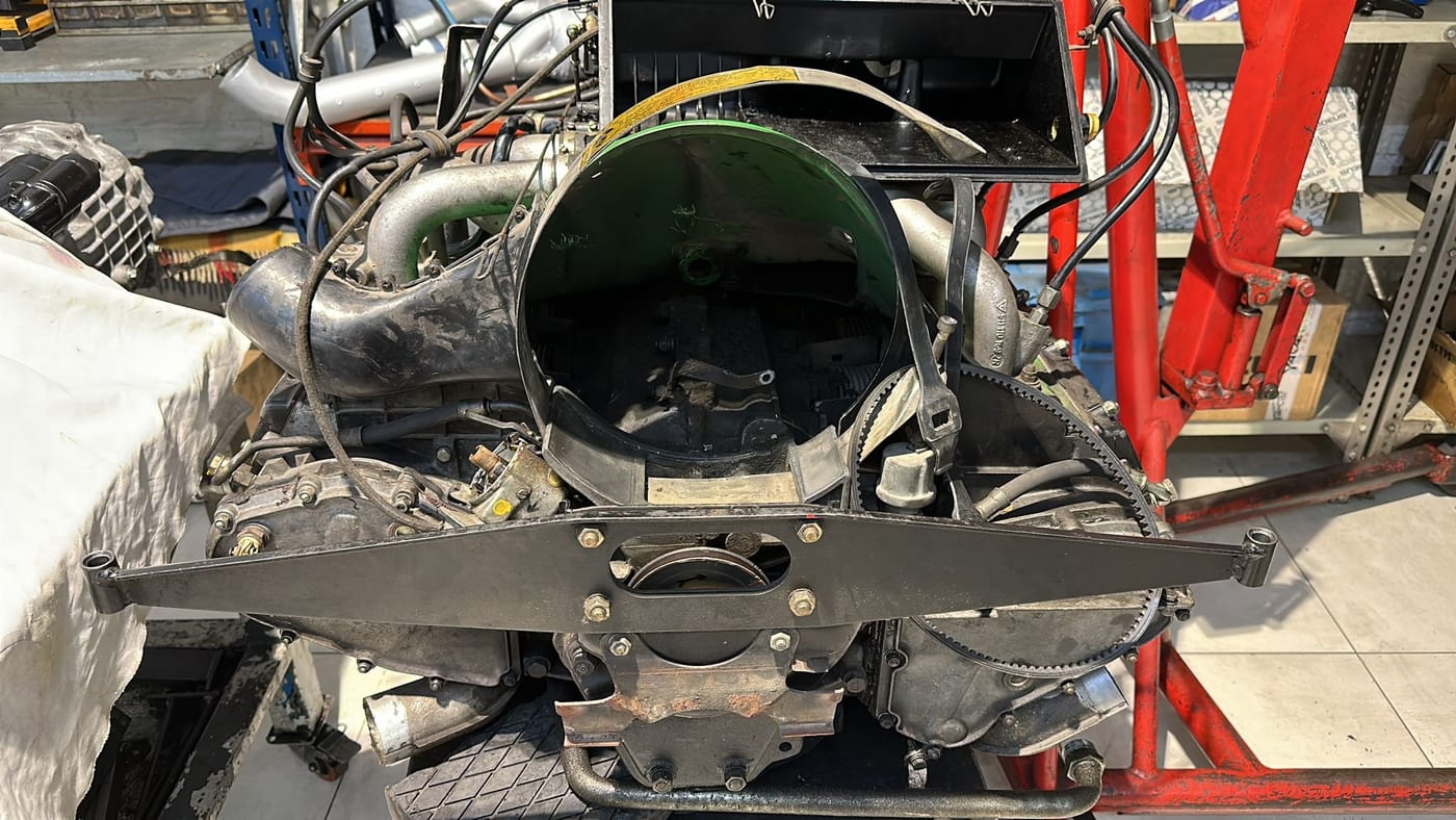 Le moteur de la 2.7 S démonté, carter de ventilateur déposé