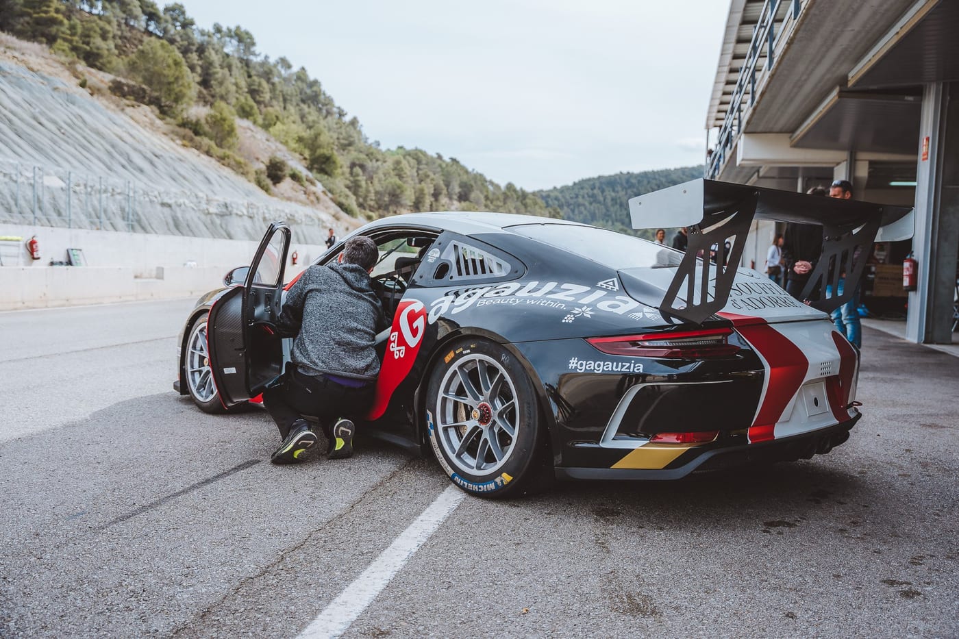 El 991 Cup saliendo del box hacia el pit lane del circuito
