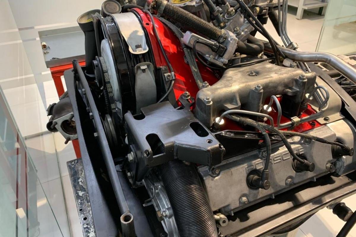 Le moteur de la 930 Turbo installé dans la voiture rouge, avec le turbo et l'admission