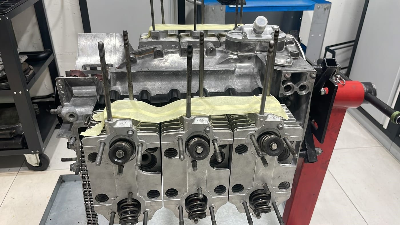 Le moteur de la 930 Turbo en cours de montage, culasses et ressorts posés