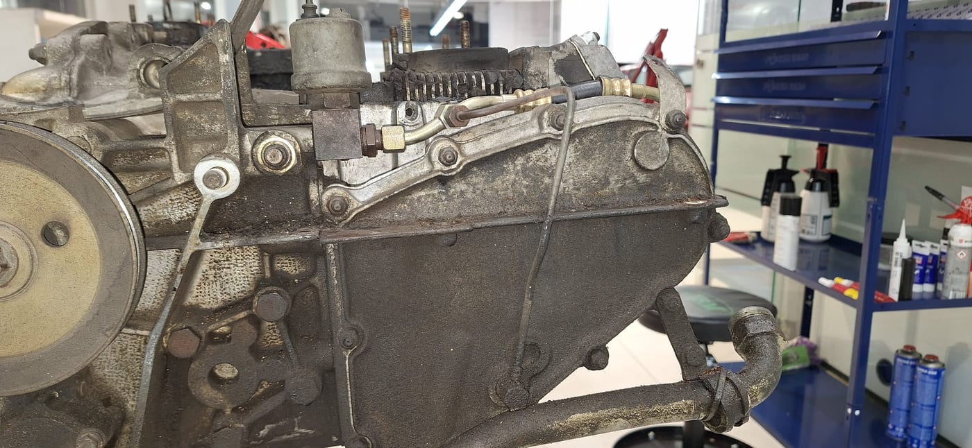 Lateral del 3.2 serie G despiezado, con la polea del cigüeñal