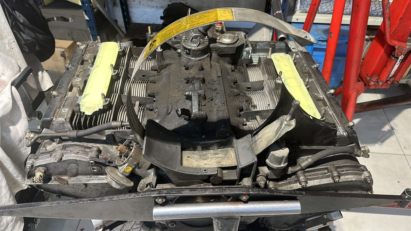 Les culasses de la 2.7 S masquées sur le moteur pendant le démontage