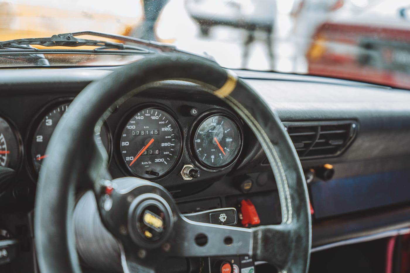 Volante y cuadro de relojes del 964 Carrera RS de competición