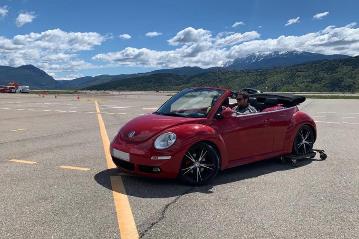 Un descapotable vermell amb rodes boges per a l'exercici de control de lliscament, a The Grand Tour