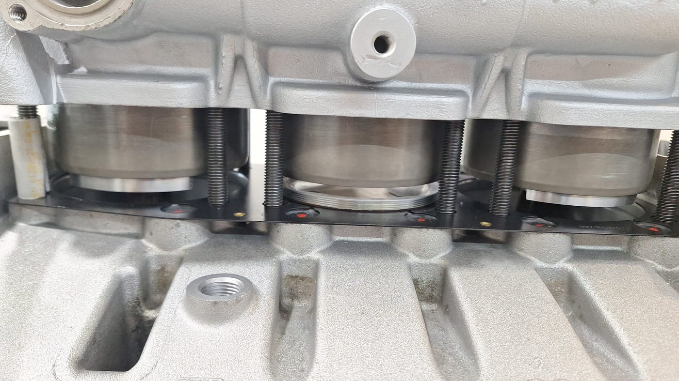 Detall dels pistons nous als seus cilindres, vistos des del pla de culata