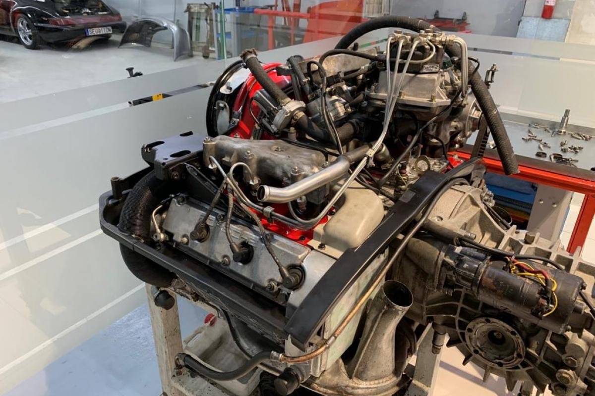 Le moteur de la 930 Turbo sur son support, avec le turbo et les tubulures